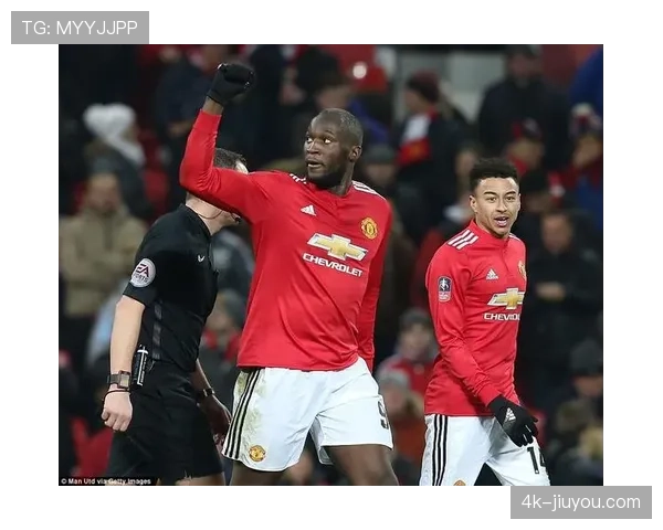 镜头捕捉:看台上,摩纳哥老板雷波诺列夫在球队进球后振臂庆祝 镜头捕捉:看台上,摩纳哥老板雷波诺列夫在球队进球后振臂庆祝