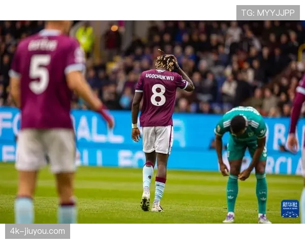 特写：大雨中，伯恩利小球迷为客队利物浦球员撑起雨伞